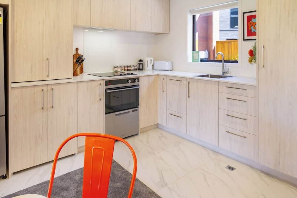 Henderson House | West AKL Gem: 2 Bed - Trust Arena Proximity