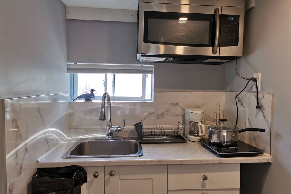 Ottawa Division Apartment | Cozy Eco downtown studio