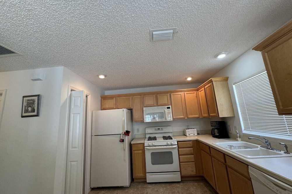 Virginia Trace House | Charming 2-Bedroom Retreat with Pool in The Villages