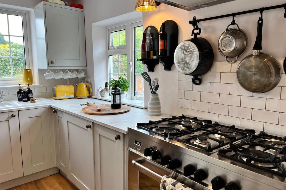 Oakley House | Cottage in Basingstoke