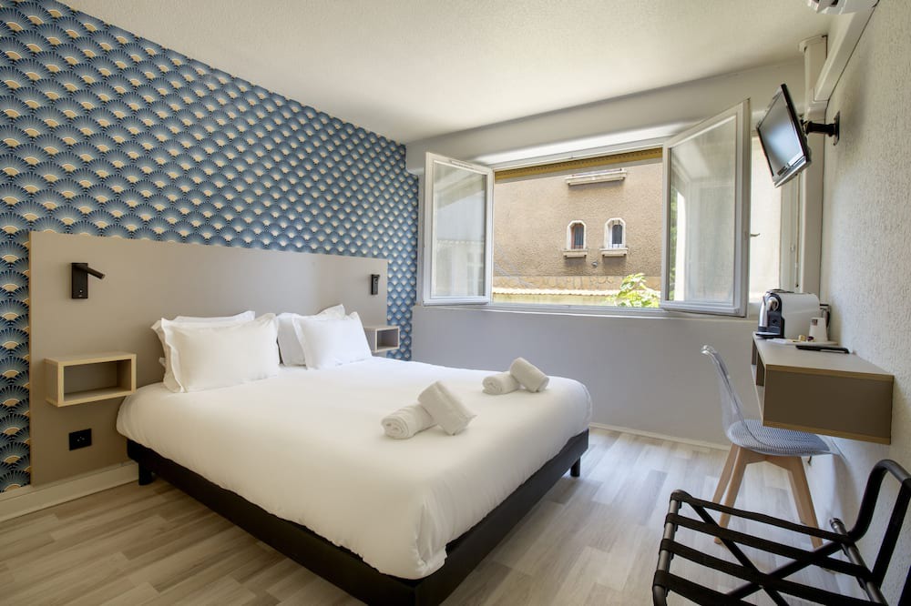 Bron House | Double room-Standard-Ensuite with Shower-Garden view