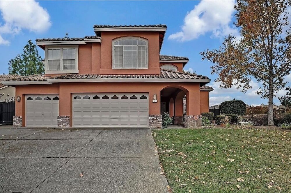 Nut Tree House | Spacious 5-bedroom house in fabulous Vacaville with AC