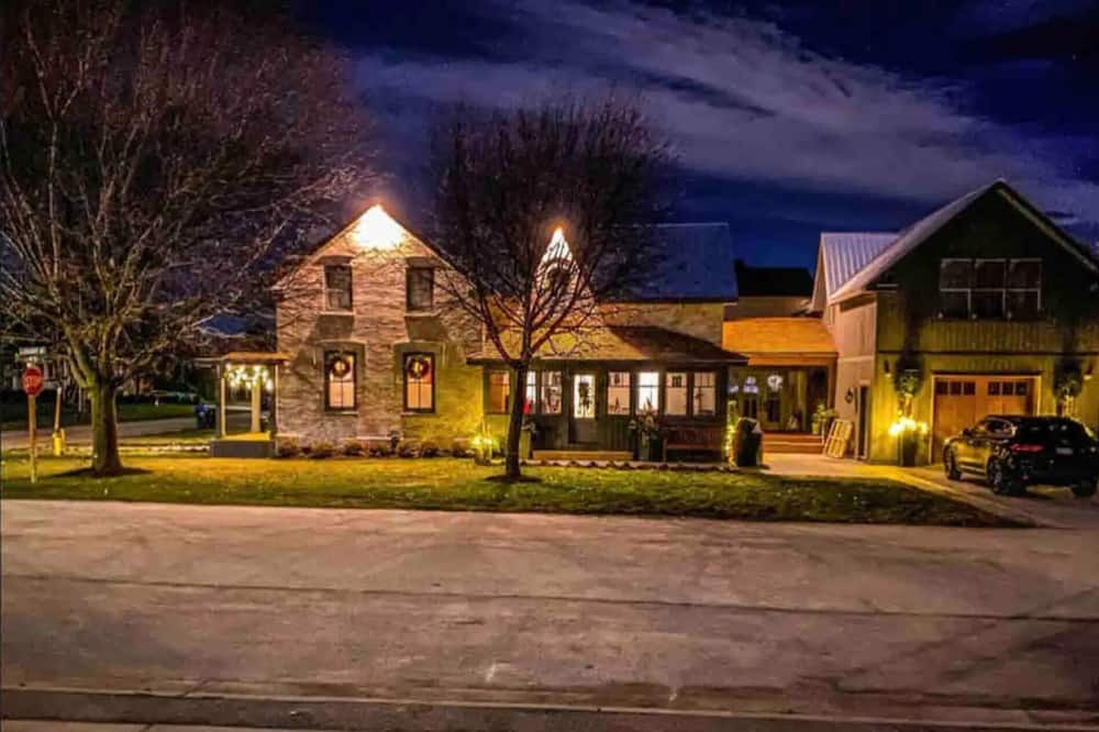 Creemore Bed & Breakfast | The Aviary - Queen Bedroom with Private Bath in Charming Creemore B&B