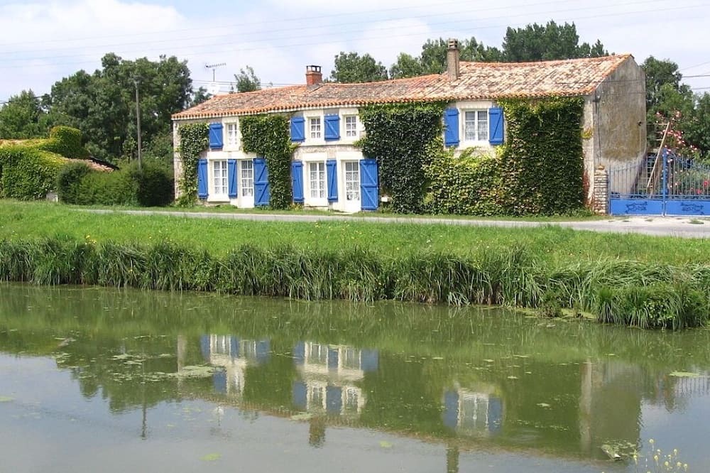 Oulmes Other | Traditional Farmhouse sleeps 12/14, central heating, open fireplace