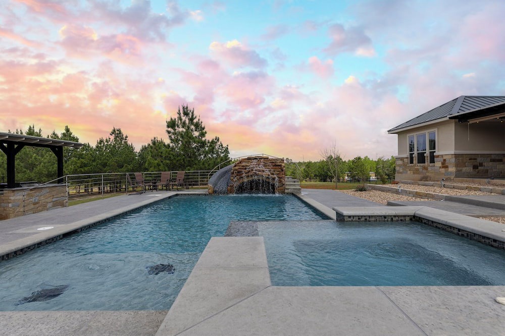 Circle D-KC Estates House | Pine Tree Palace - Private -Heated Pool - Jacuzzi