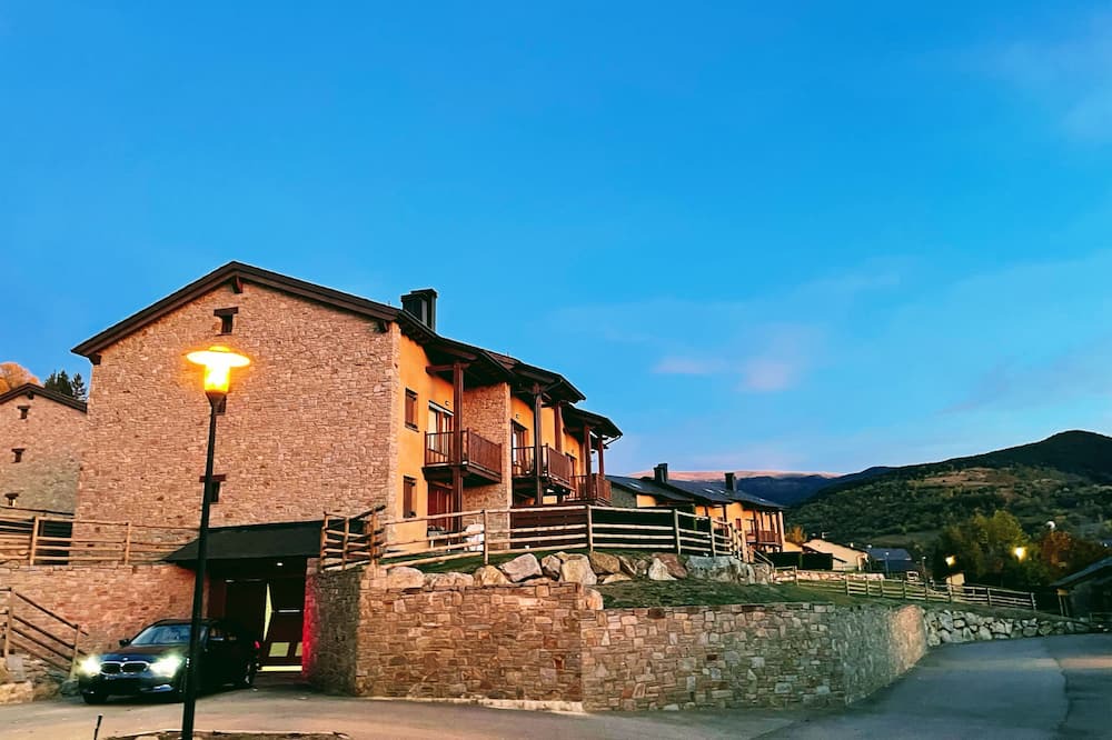 Osseja Apartment | Renovated apartment with private garden, parking, swimming pool and high speed WiFi