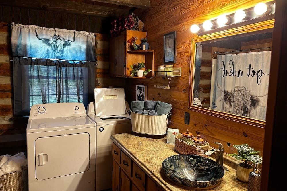 Keysville Cabin | Charming 2-bedroom cabin in Keysville with AC, WiFi