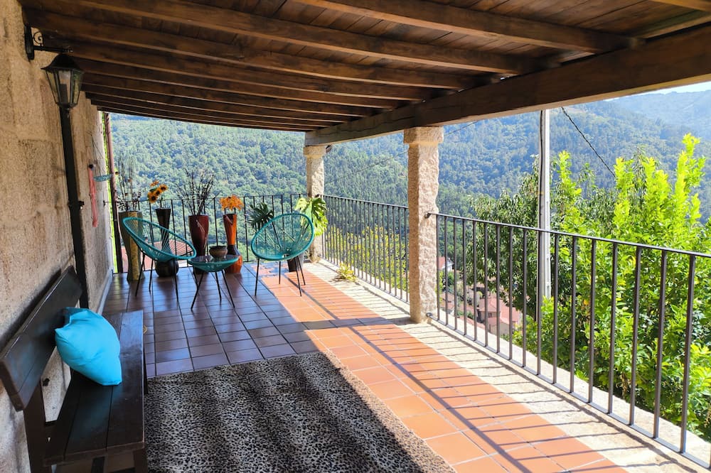Os Peares Cottage | Centennial house 1.4 km from Os Peares Xiravai. RIBEIRA SACRA.