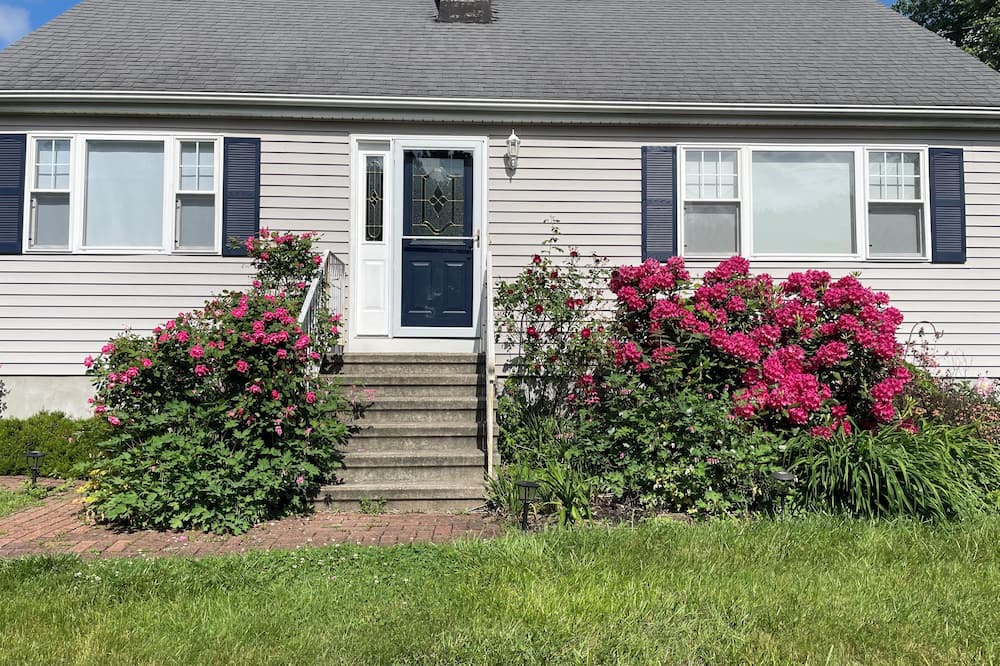 Trumbull House | Beautiful New England. Quaint and spacious home. Close to over 5 University.