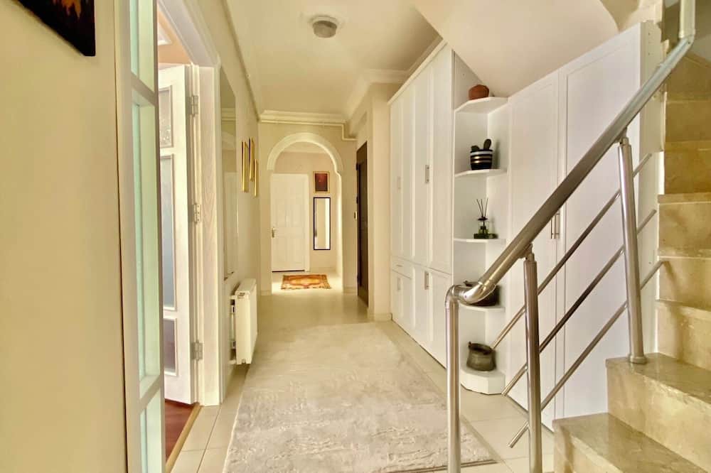 Konyaalti Apartment | Elegant, Spacious Pvt Room, Near Konyaaltı Beach with Sunset Views