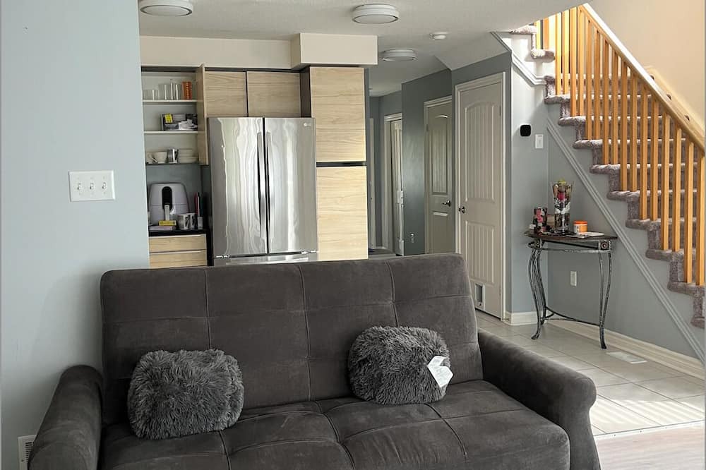 Guelph House | Bright & Cozy Home: Perfect for Families & Groups