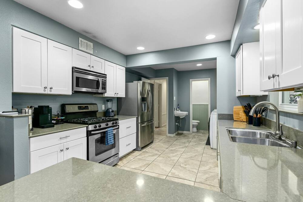 St. Edwards House | Luxury 5BD-5min DownTown/Airport-With Firepit/BBQ