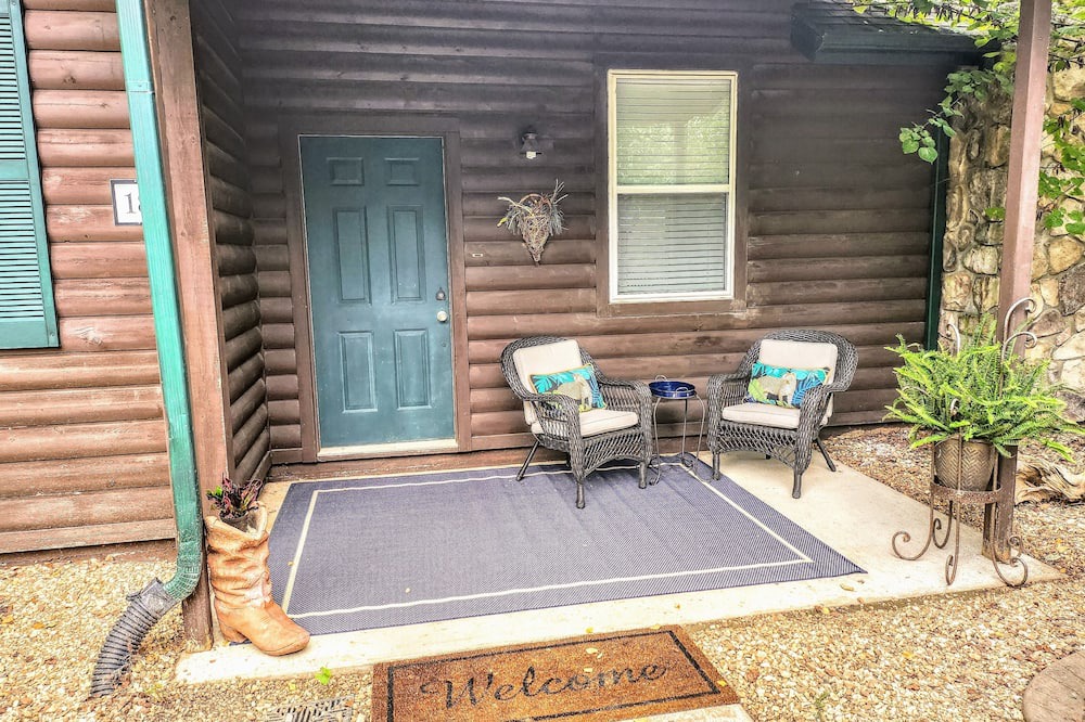 Camdenton Cottage | Charming 1-bedroom Cottage overlooking the #16 Fairway and stocked fishing pond!