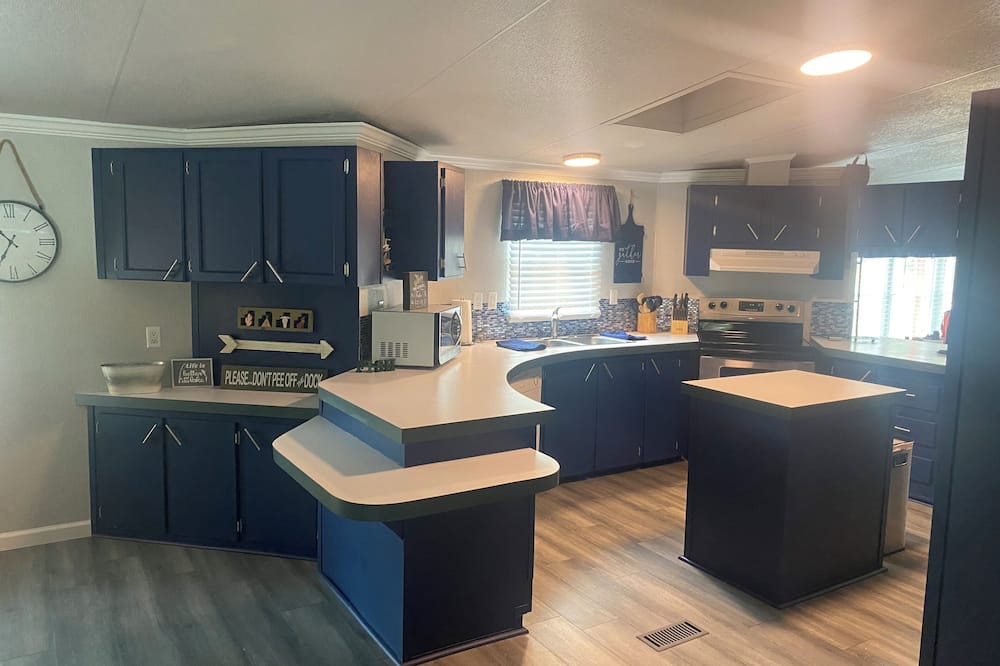Canadian House | Water Front 3 bed home in Canadian. Private Boat Dock, Hot Tub & pet friendly.