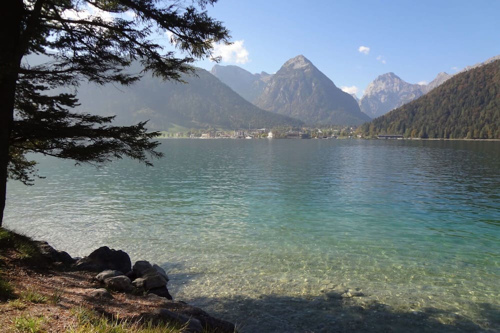 Steinberg am Rofan Apartment | Beautiful apartment for 10 guests with WIFI, hot tub, TV, patio, pets allowed and parking