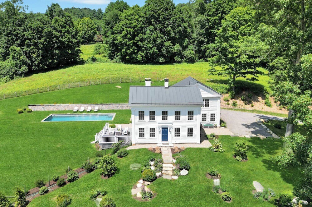 New Preston House | Luxurious, Spacious, Newly Renovated Vacation Home Walking Distance to Lake.