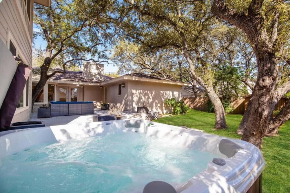 Mesa Oaks House | Domain Deluxe-Spacious 5bd Modern Retreat, Hot Tub
