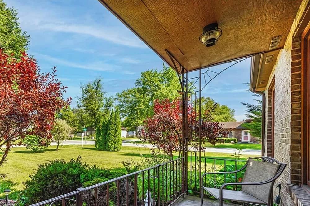 East Hazel Crest House | Charming 3-bedroom home with WiFi & AC in quiet East Hazel Crest. Near Casino.