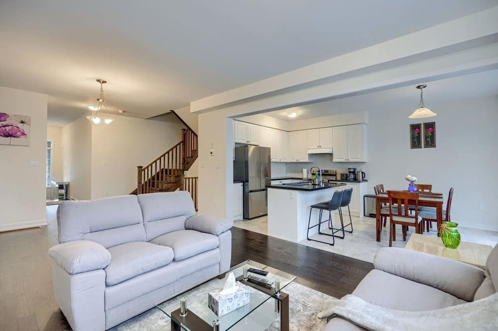 Cambridge House | 4BR Near Highway 401, King & Queens beds - Free Parking