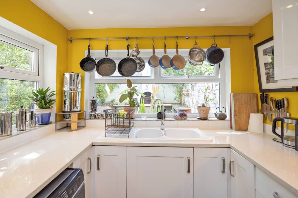 Sefton Park House | Unique quirky family house - 5 beds, 2 bathrooms, courtyard, Lounge - quiet area