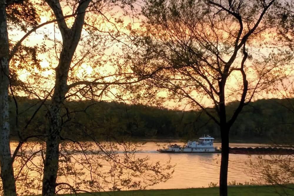Prospect House | 3-bedroom riverfront townhome in fabulous Prospect with WiFi, AC, Pet Friendly.