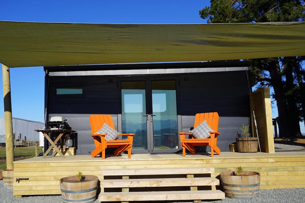 Coal Stream Cabin | Luxury camping/tiny house experience, 5 minutes from Fairlie township
