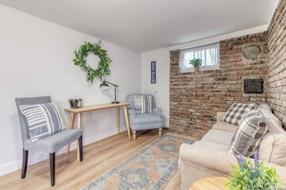 Sound Beach Apartment | Charming Hilltop one bedroom apartment in Sound Beach