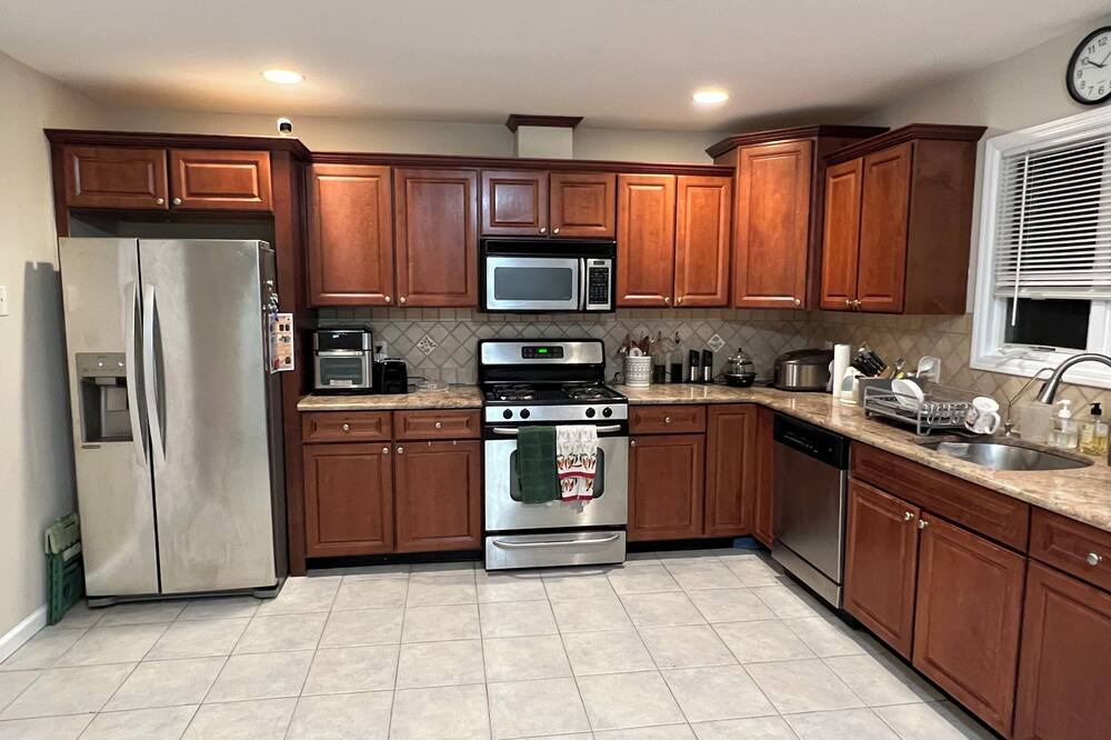 Palisades Park House | Cozy & Private Room - 20 Mins to Manhattan Heart. Not Entire Home.
