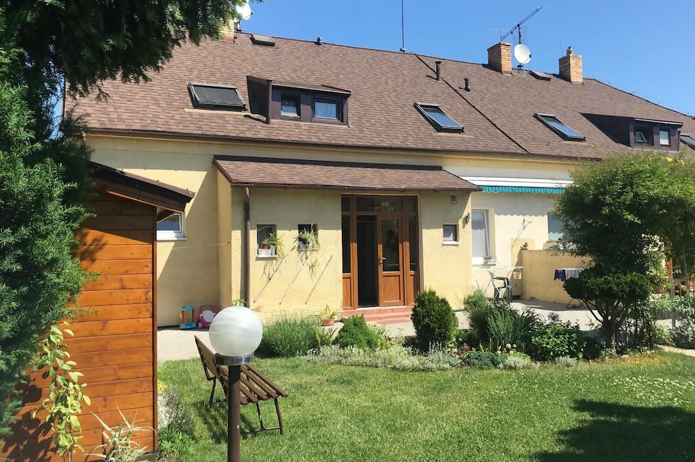 Dolni Chabry Apartment | Cozy 1-bedroom apartment in Prague with tranquil backyard