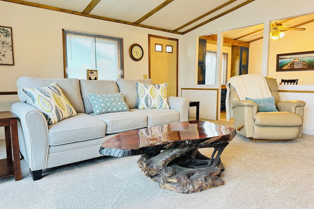 Aberdeen House | 3 Bedroom Home at Richmond Lake on the Water