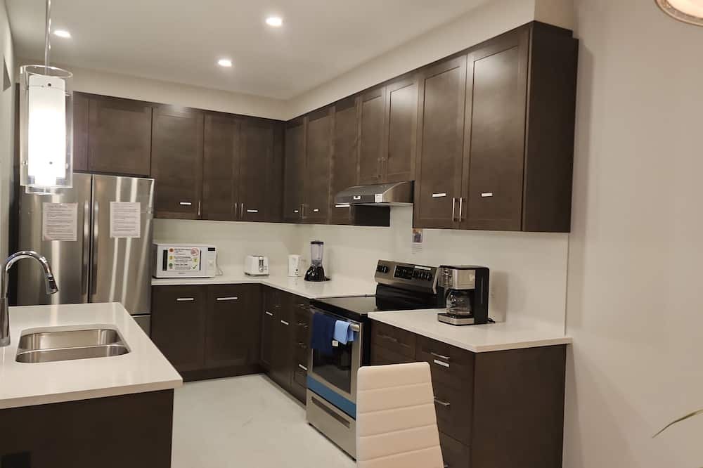 Ottawa Division House | Classy & Modern 4 Bedroom & 3.5 Bath w/SelfCheck-In+Kitchen & Parking-Ottawa
