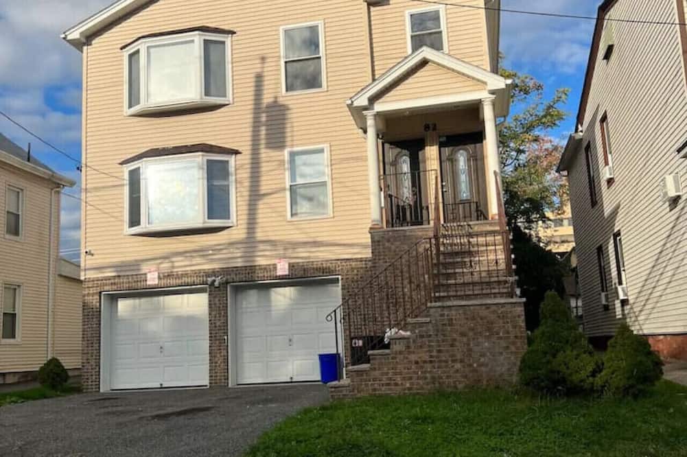 Passaic House | NYC Adjacent Home - Sleeps 9
