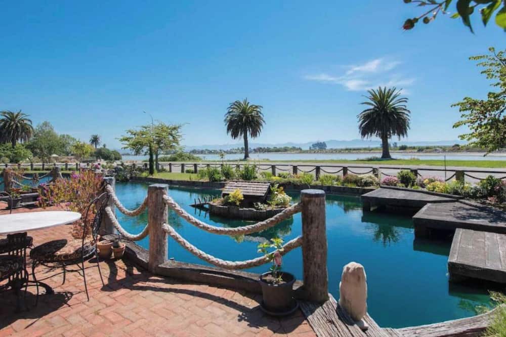 Stoke Apartment | Charming 2-bedroom country living apartment with fantastic amenities