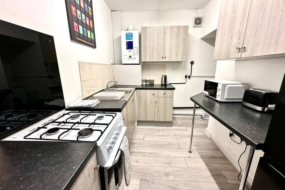 Weston on Trent House | Coventry Comfort: 5-Bedroom Home