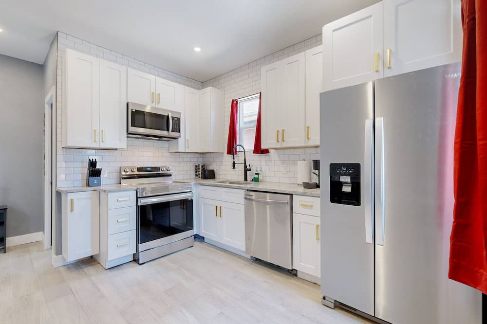 Baker House | Spooky 4-king bed house in Denver with AC & WiFi