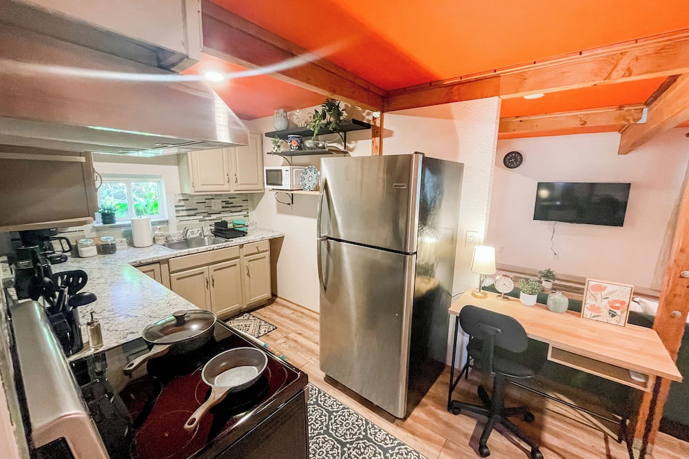 Piedmont Cottage | Casita PDX with W/D, workspace