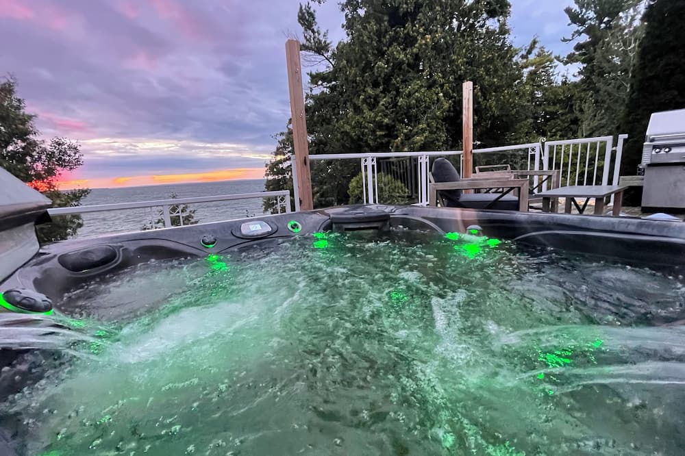 Brock Cottage | Direct Waterfront Cottage to Lake Simcoe w/Hot Tub, Sauna, BBQ Stove, Deck, Dock