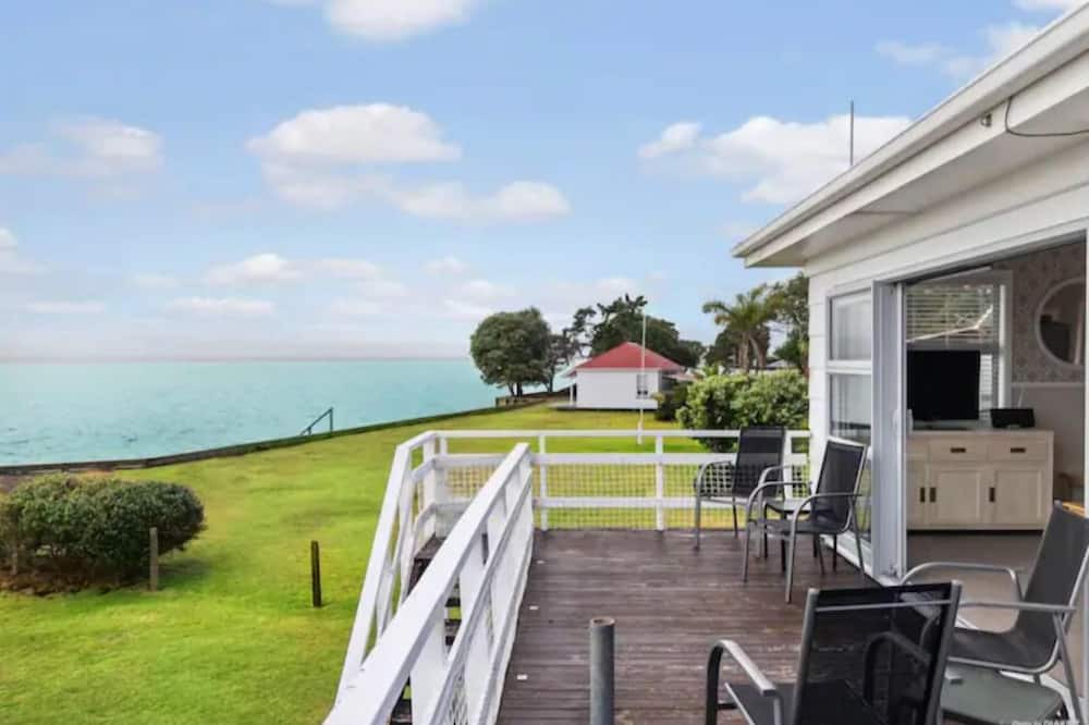 Grahams Beach House | Stunning Beachfront Bach