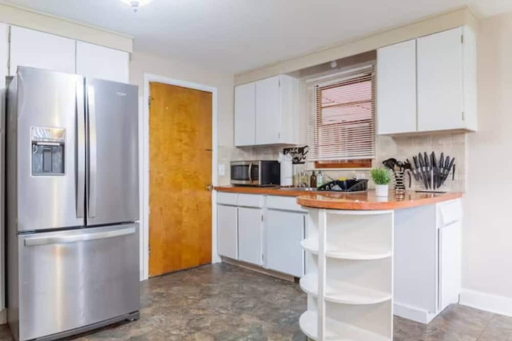 Cheektowaga House | Welcome to our spacious 3-bedroom, 1-bathroom Single Family home in Buffalo, NY