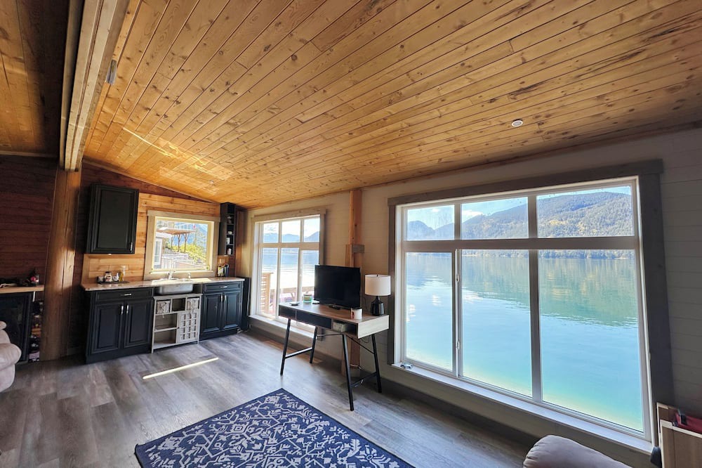 Echo Island Ski Chalet | Ozarks Vortex Island Cabin: Your Serene Lakeside Escape