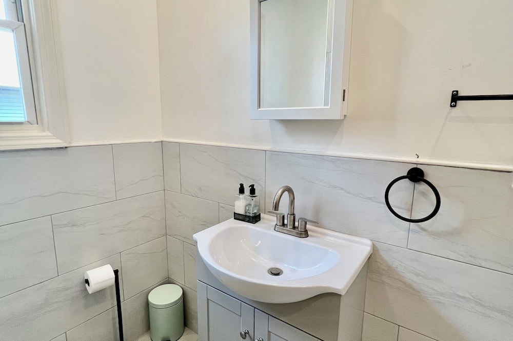 Castleton Corners Apartment | Apartment in Staten Island - 3BR - 24/7 Concierge, Parking Spot, High-Speed WiFi