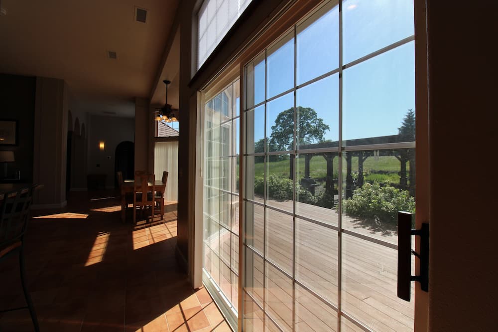 Yamhill House | Exceptional Vineyard Estate in Yamhill with Mediterranean Home and Pinot Noir Vines