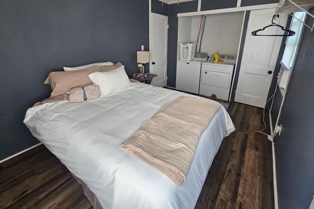 Marceline House | Charming 2-bedroom house with AC, WiFi in marvelous Marceline