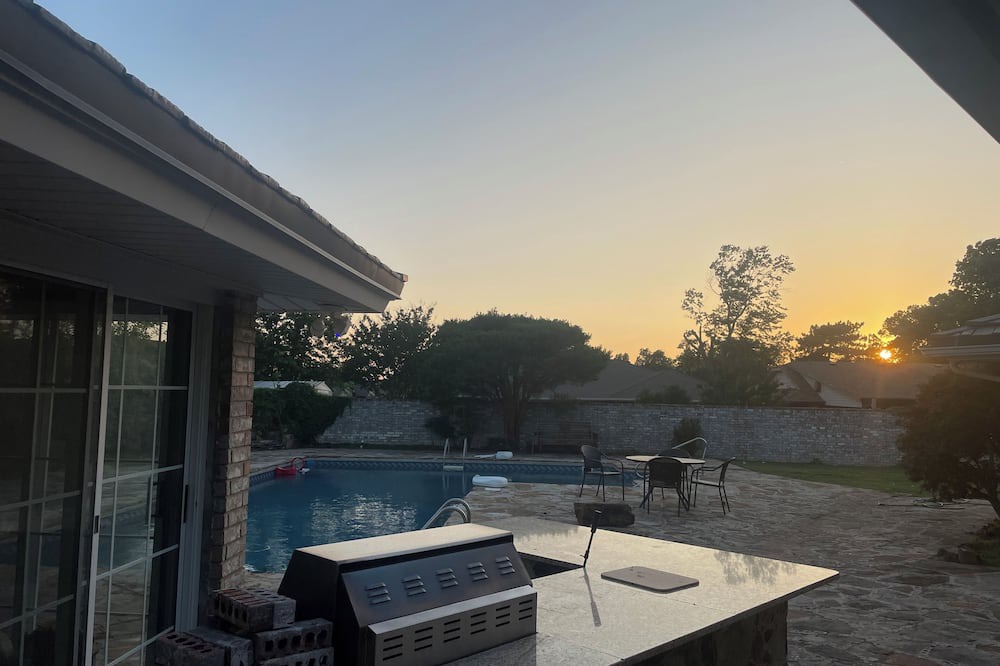 South Oklahoma City House | Spacious private 4-bedroom house with pool, sauna, WiFi and fitness room