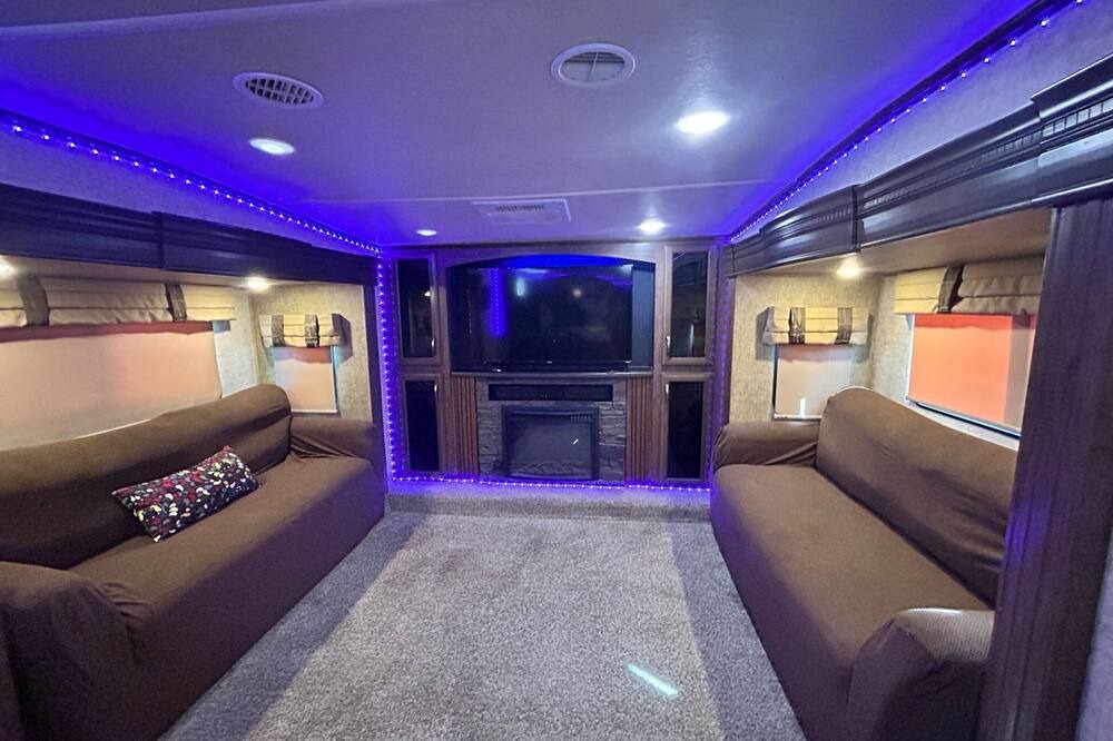 Lexington House | Spacious Luxury RV Glamping Experience @ KHP