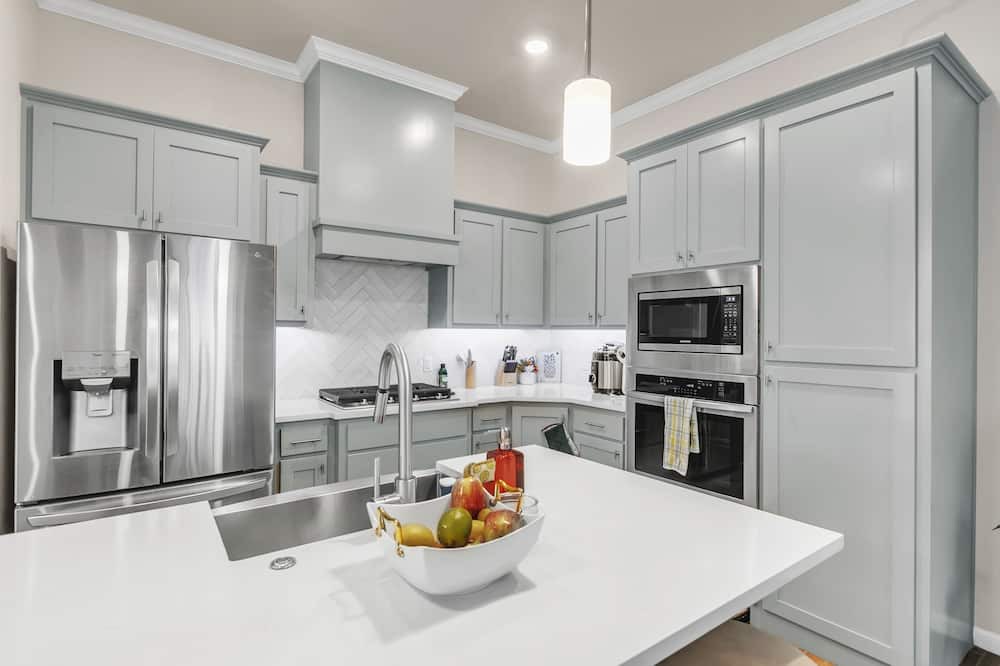Edmond House | NEW LISTING! Newly Built 3BR Getaway in Edmond by RedAwning