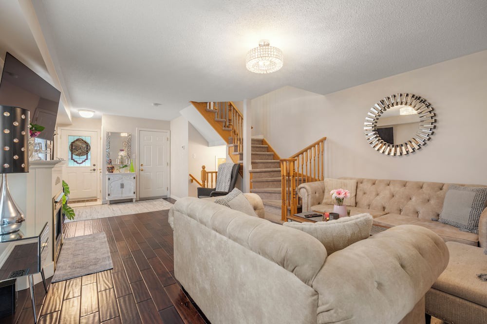 Watertown House | Spacious 5-bedroom house in wonderful Hamilton with fitness room, WiFi .