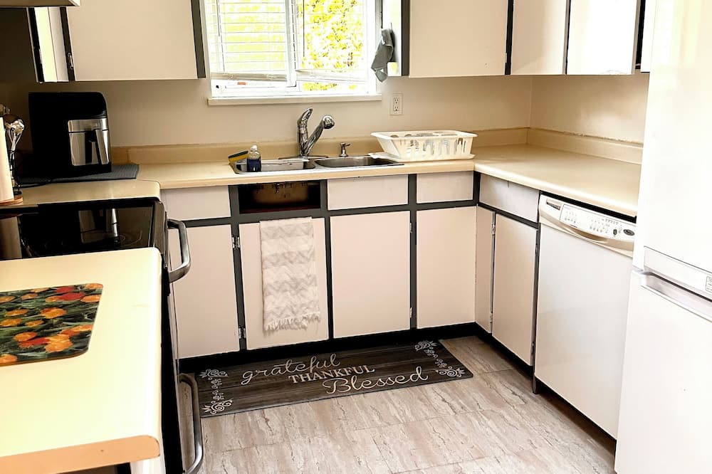 Maple Ridge House | Peaceful Hideaway in Maple Ridge