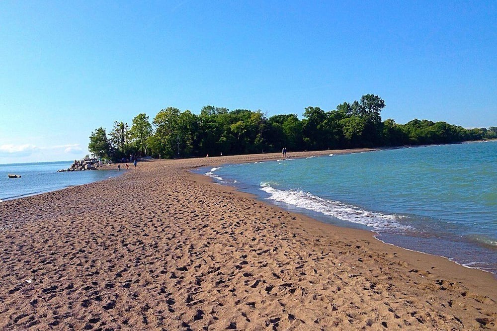 Leamington House | Lakefront relaxation, hot tub, and adventure awaits at Seacliff Park and beach