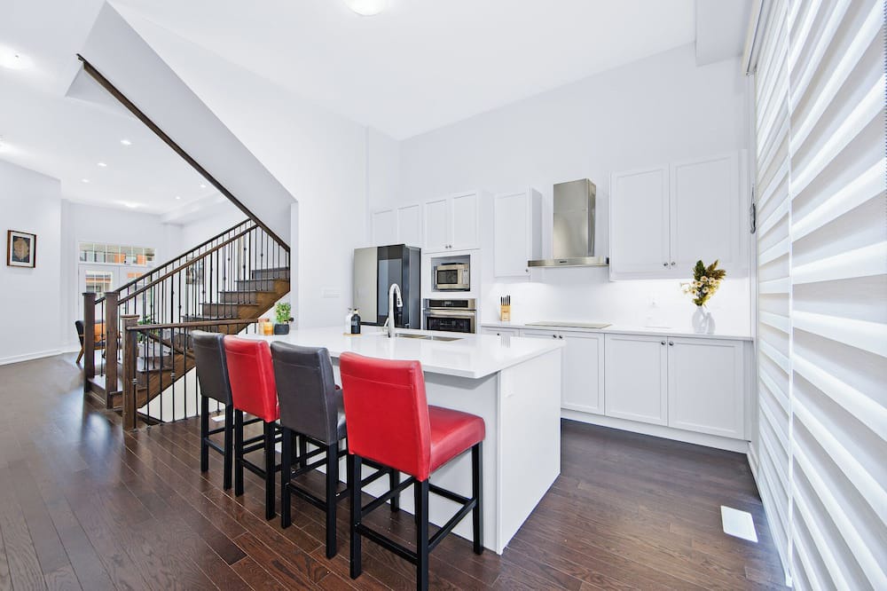 Durham Region House | The Grand Modernist: High Ceiling, 7 Beds/4 Washrooms